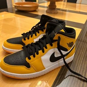 Air Jordan 1 Mid Taxi Yellow